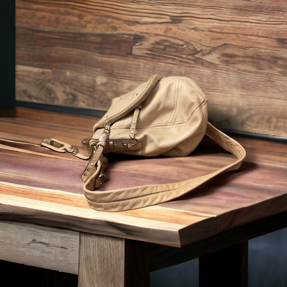 B Makowsky Soft Tan Leather Silver Hardware Bag! - Picture 4 of 12